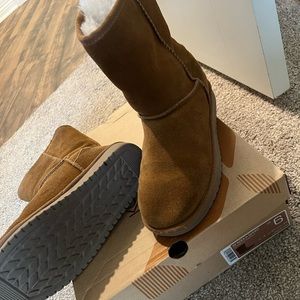 Kookaburra by Ugg size 6